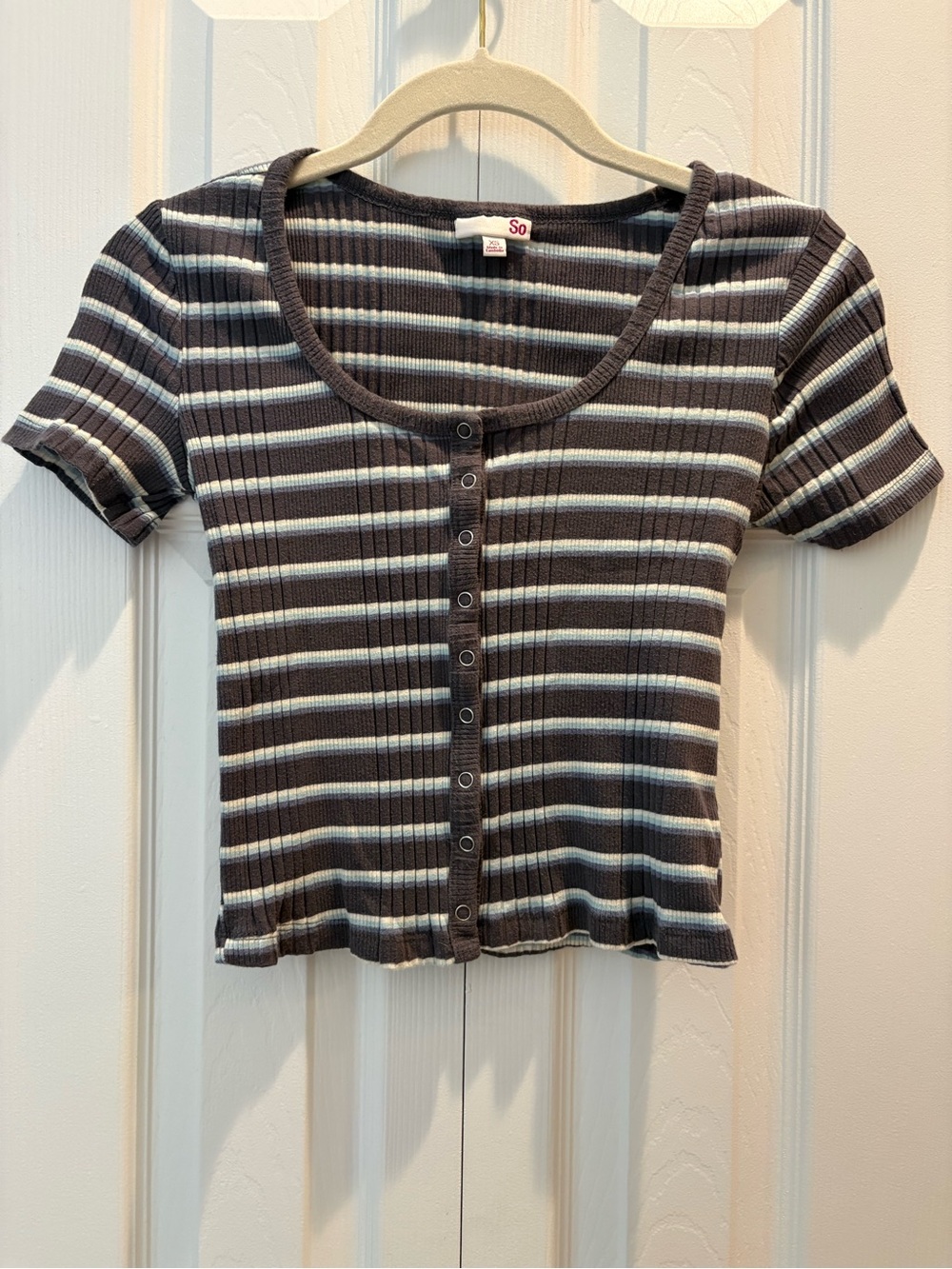 So Striped Ribbed Button-Front Crop Top - Gray & White